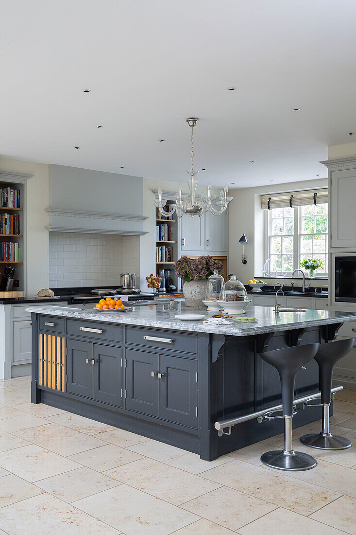 Große Kücheninsel mit Marmorplatte in einem freistehenden Landhaus in Sussex (UK)