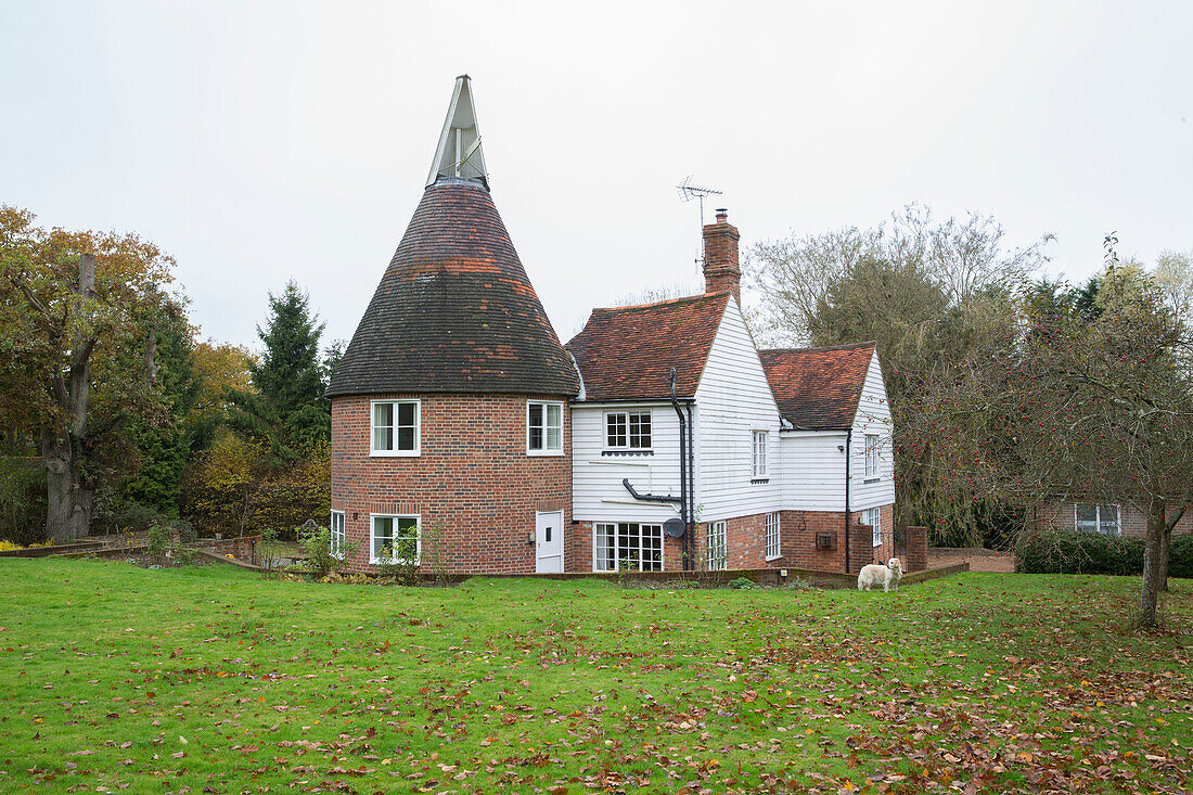 Anfang 1900 erbautes und 1980 umgebautes Twin Kiln Oast House in Kent, UK