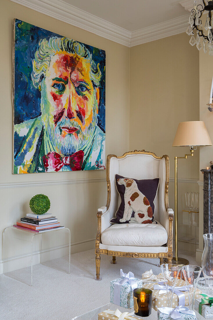Großes modernes Kunstwerk mit vergoldetem Stuhl und Plexiglas-Beistelltisch in einem Londoner Stadthaus UK