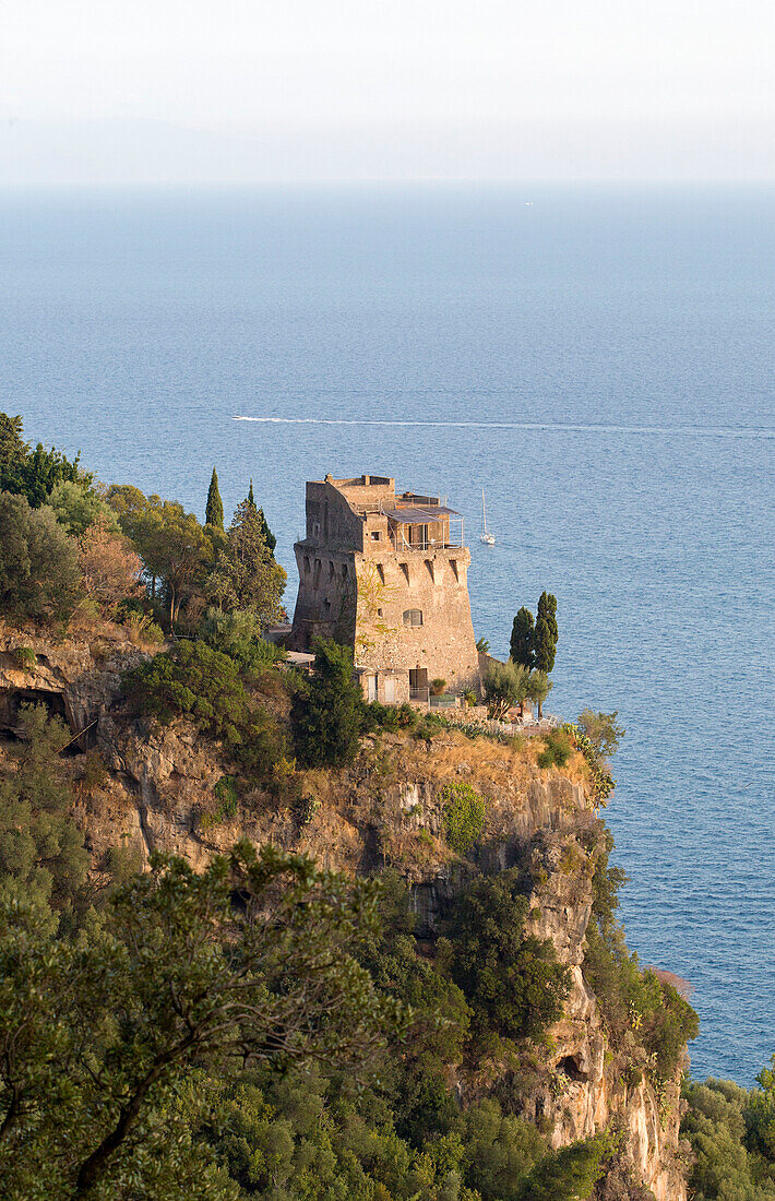 Gebäude auf einer abgelegenen Landzunge mit Blick auf das Meer an der südwestitalienischen Küste