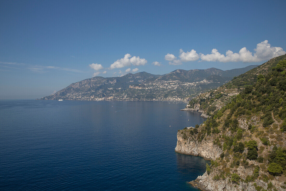 Blick auf die Amalfiküste im Südwesten Italiens