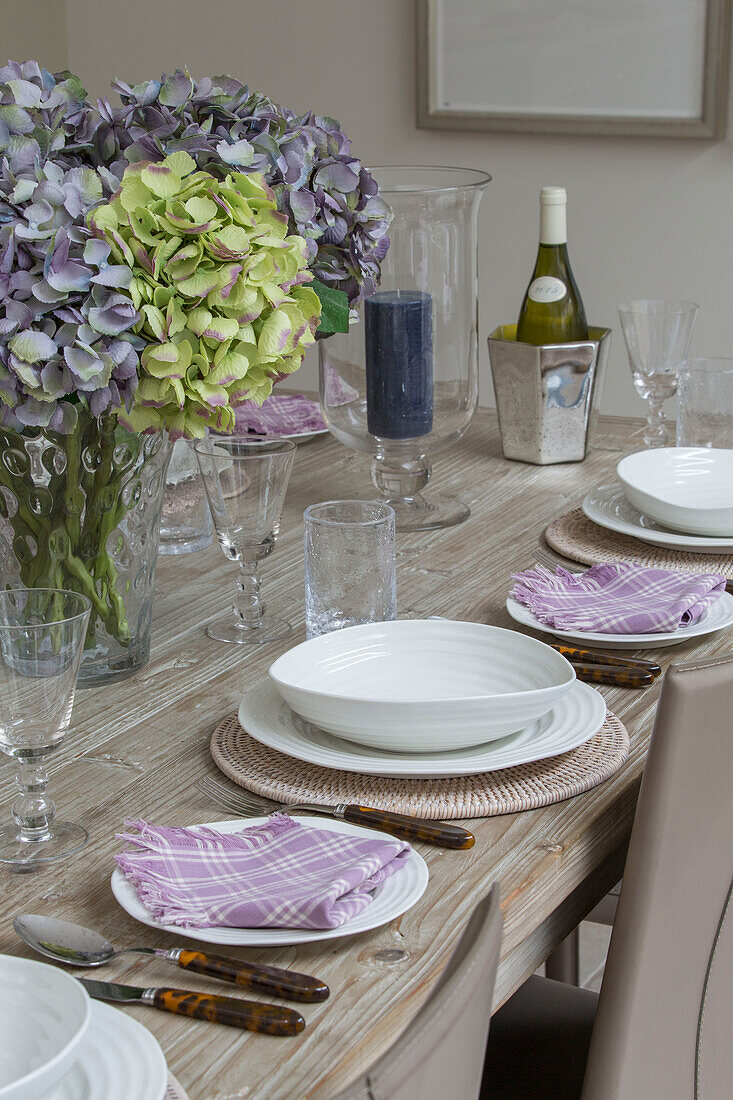 Gedeckter Tisch mit Hortensien auf einem Esstisch in einem Londoner Stadthaus UK