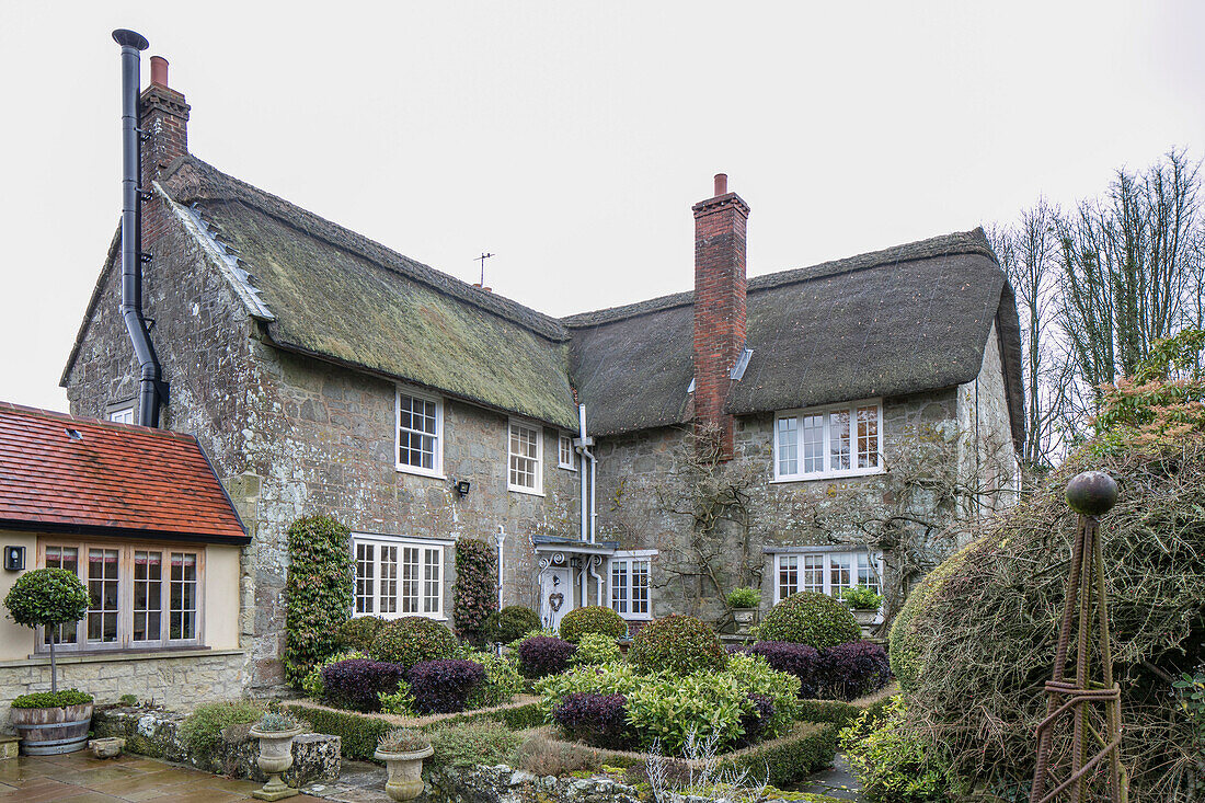 Grade II listed thatched farmhouse in Wiltshire built in 1750s