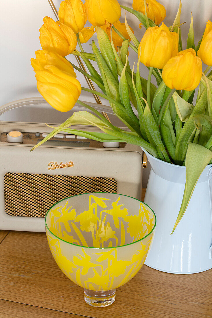 Gelbe Tulpen mit altem Radio und Schale in einem Haus in London (UK)