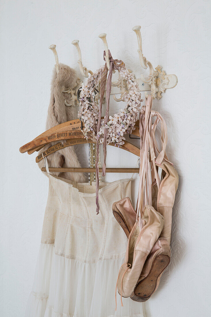 Ballettschuhe und Vintage-Kleidung auf Kleiderbügeln in einem edwardianischen Haus in Surrey, Großbritannien
