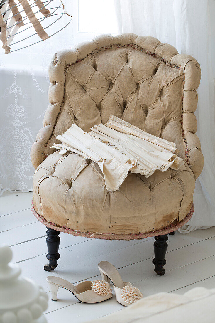 Korsett und Schuhe mit geknöpftem Sessel in edwardianischem Haus in Surrey UK