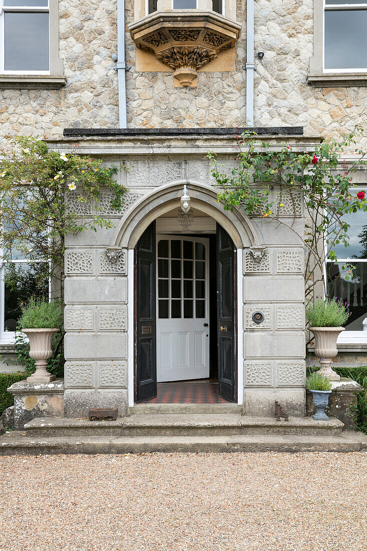 Kletterpflanzen an Doppeltür und Eingang eines Einfamilienhauses in Kent UK