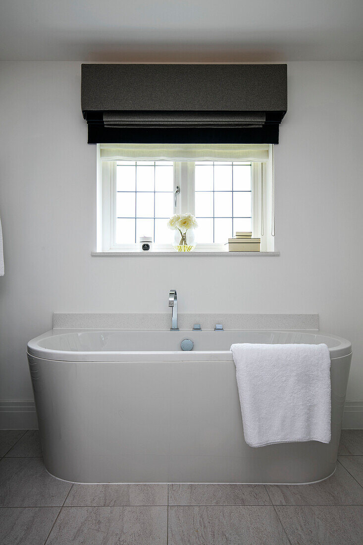 Modernes Bad unter Bleiglasfenster in Haus in Surrey UK
