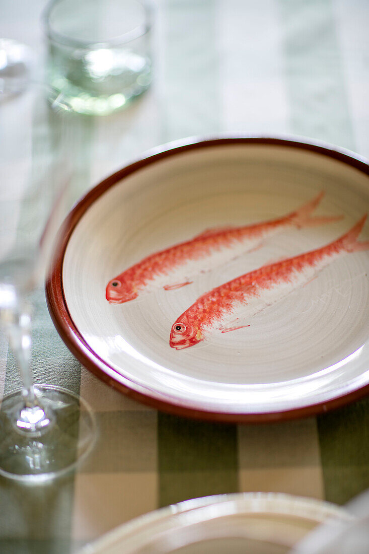 Fischmuster auf einem Teller in Somerset, Vereinigtes Königreich