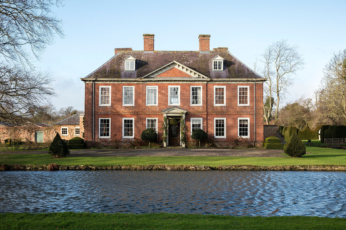 Symmetrische Fassade eines georgianischen Landhauses mit Blick auf den Kanal zum Fluss Arrow Hertfordshire England UK