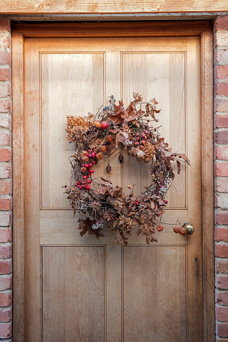 Getrocknete Blätter und Beeren im Weihnachtskranz an der Tür eines georgianischen Hauses Hertfordshire England UK