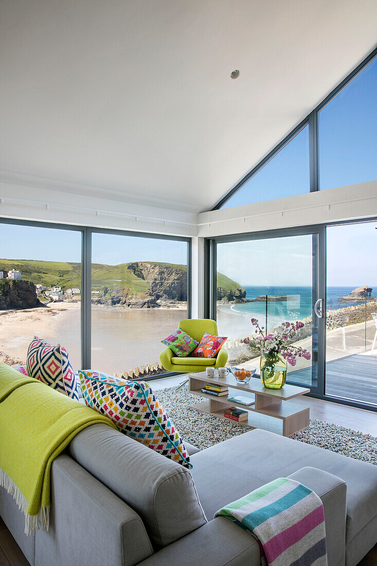Wohnzimmer mit buntem Mobiliar und Meerblick Cornwall UK
