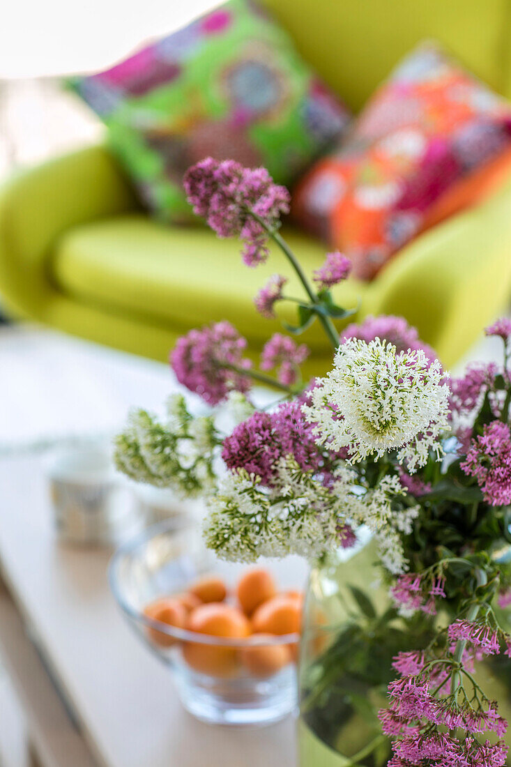 Schnittblumen und Sessel im Wohnzimmer in Cornwall UK