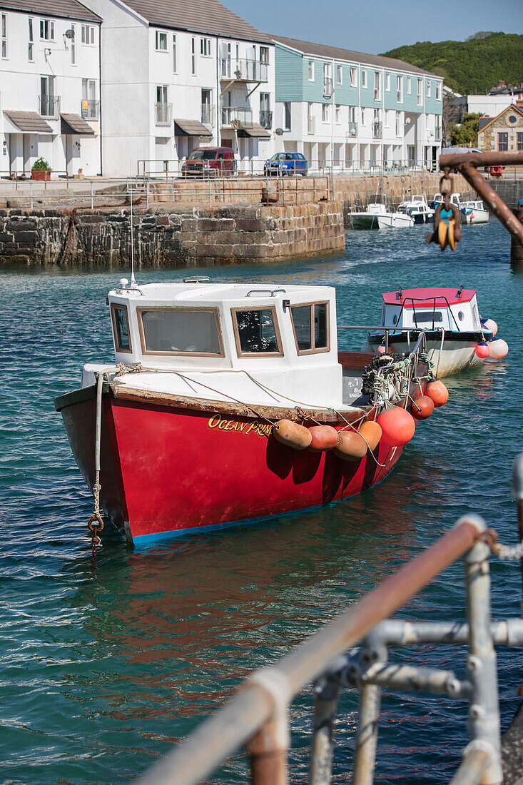 Rotes Fischerboot im Hafen von Cornwall UK