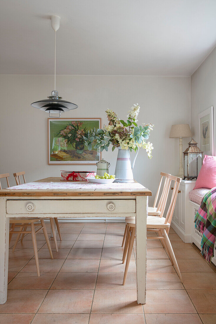 Holzstühle am Tisch mit Blattanordnung in einem Haus in Kent, UK