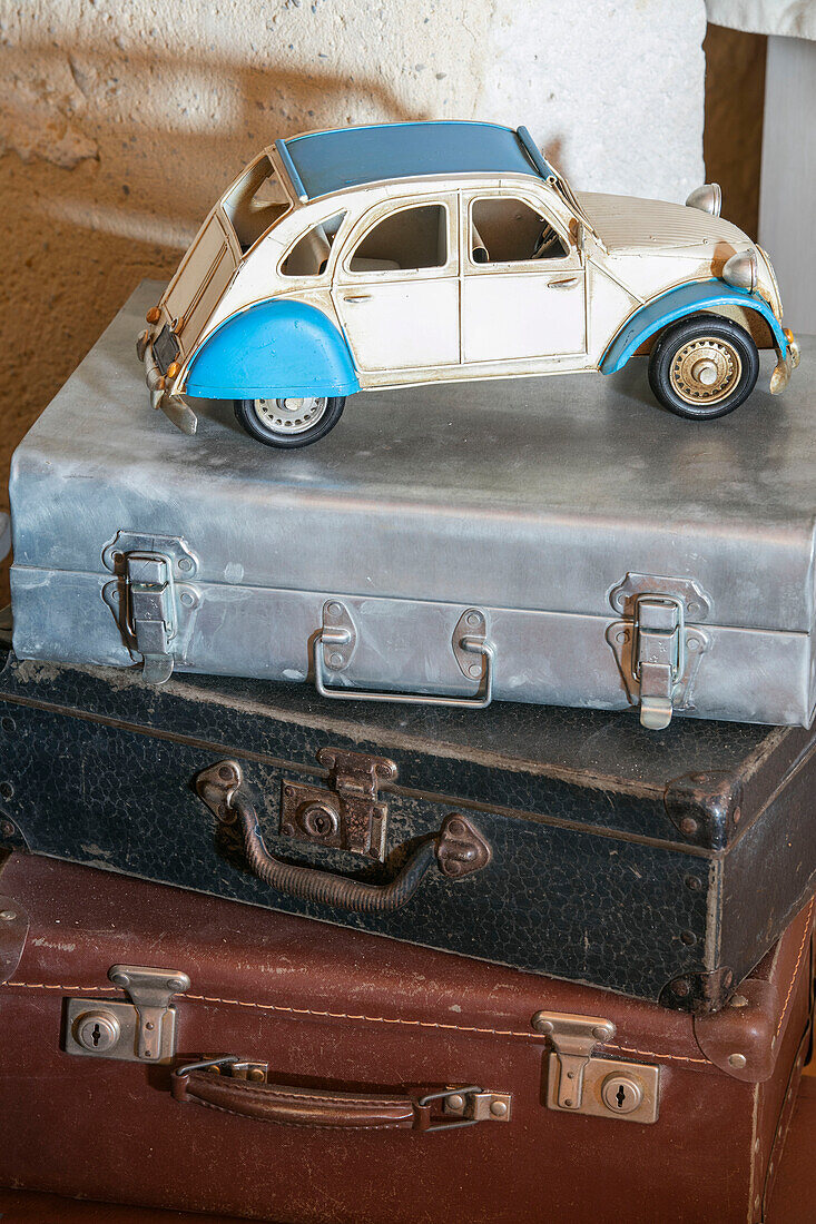 Spielzeugauto und alte Koffer in einem Haus in der Dordogne, Frankreich