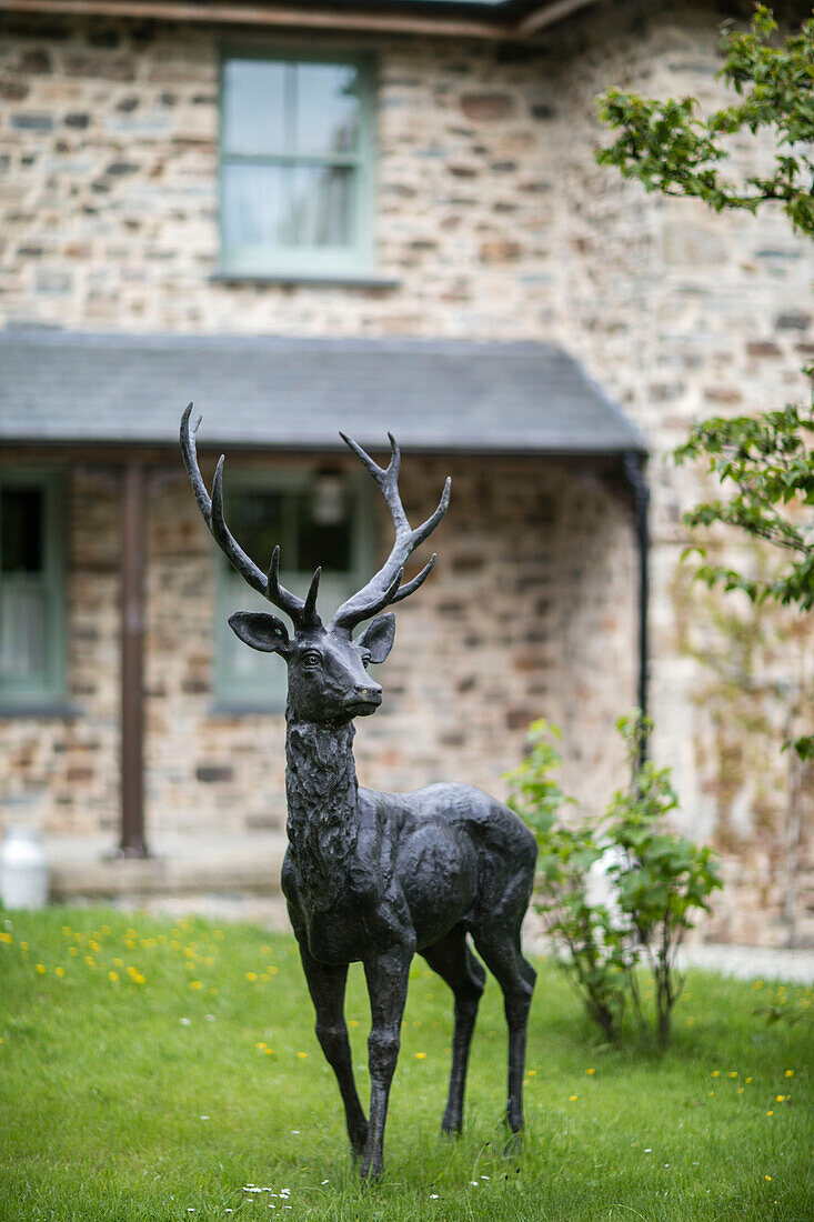 Hirschstatue im Vorgarten eines Hauses in Devon (UK)