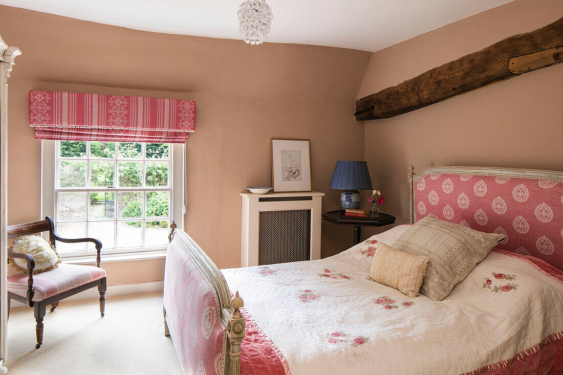 Gepolstertes Doppelbett mit gesticktem Bezug in einem Cottage in Kent UK