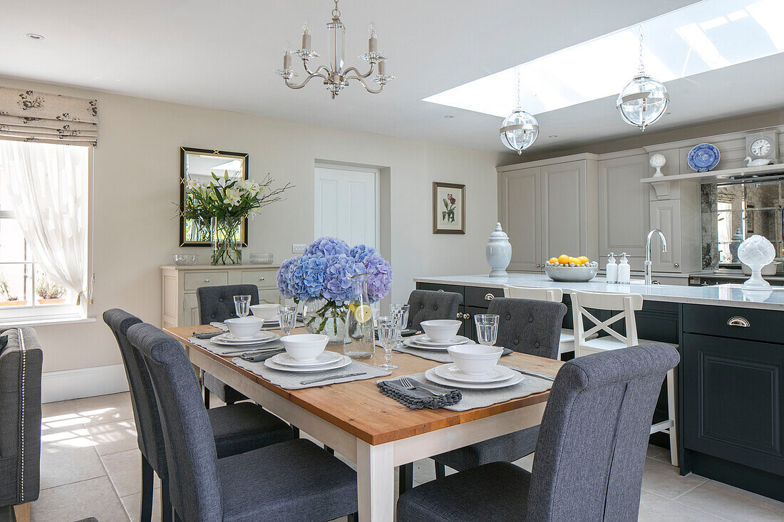 Tisch für sechs Personen mit grauen Esszimmerstühlen in offenem Wohnbereich in Sussex, UK