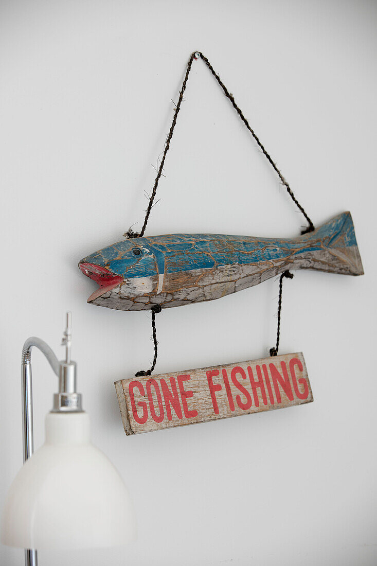 "GONE FISHING-Schild in einem unter Denkmalschutz stehenden Cottage in Cornwall UK"""