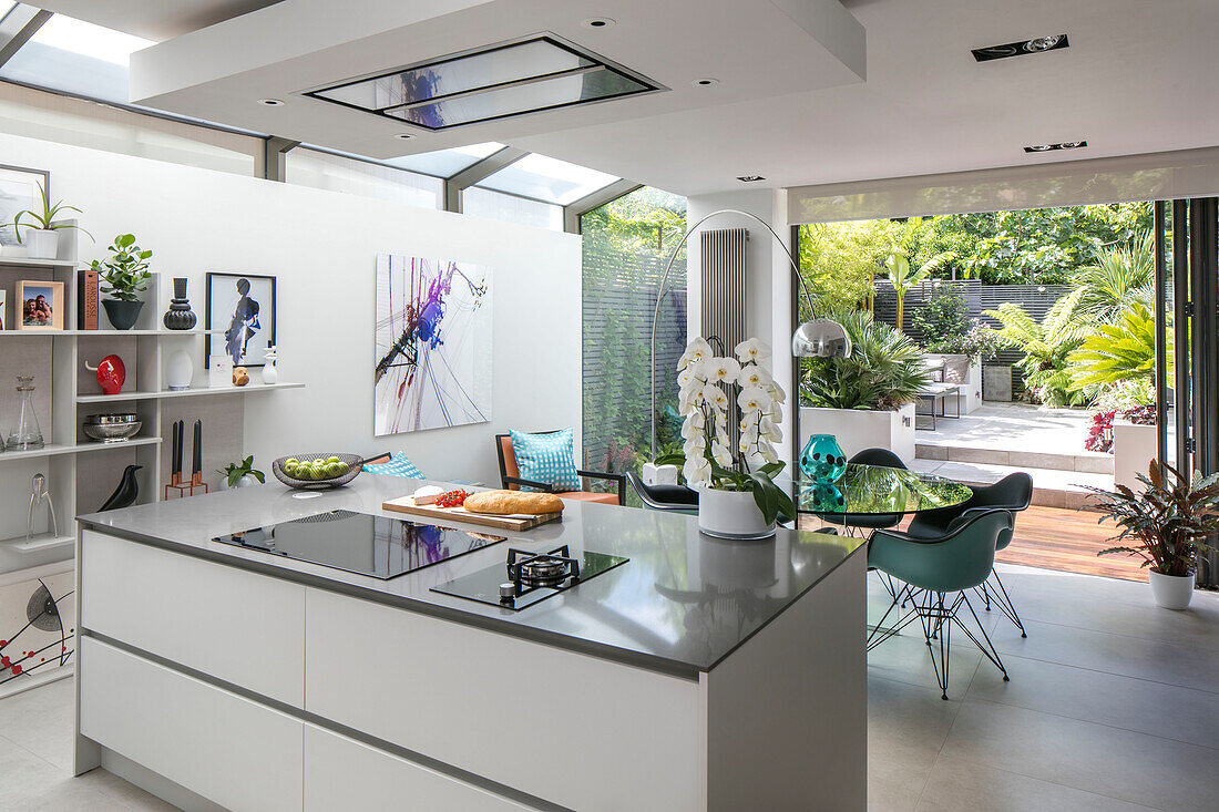 Offene Küche mit Tisch, Stühlen und Gartenblick in einem Haus in London UK