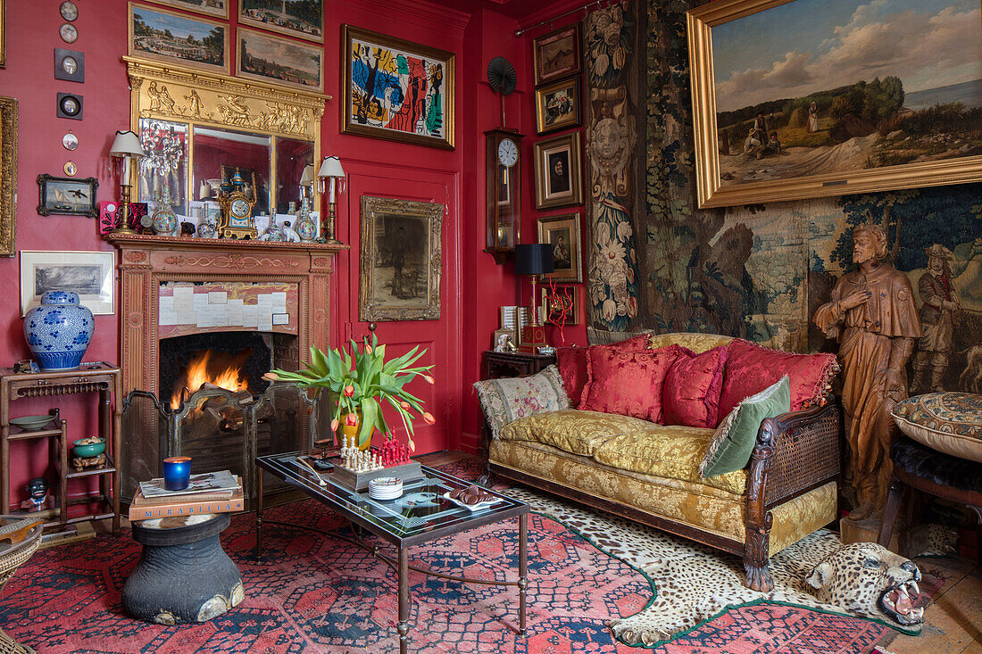Kunstsammlung mit Wandteppich und Leopardenfellteppich im Wohnzimmer in Sussex