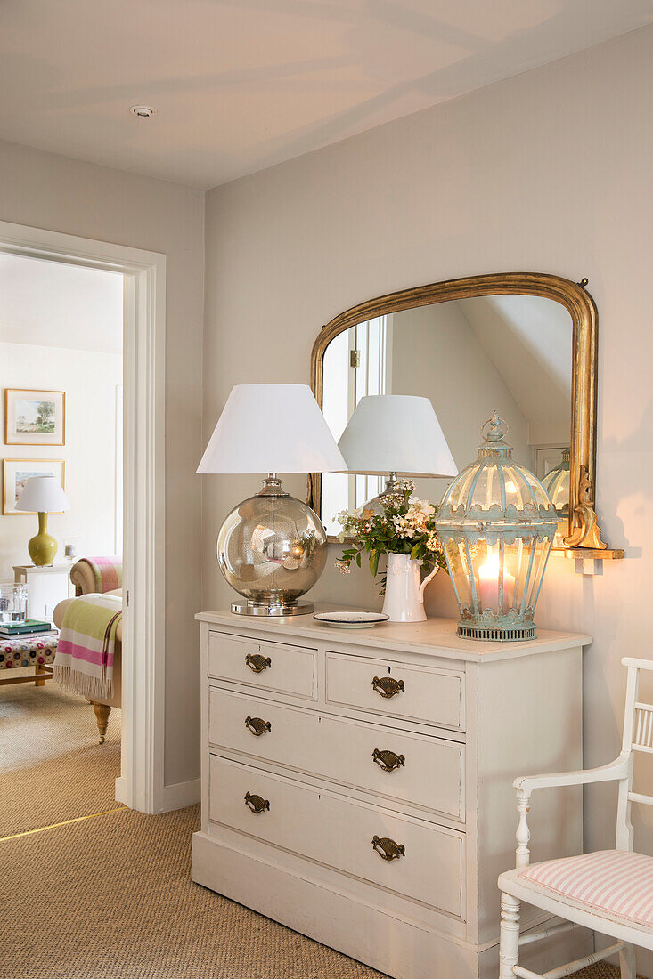 Silberne Lampe und Glaslaterne mit vergoldetem Spiegel im Hausflur von Kent UK