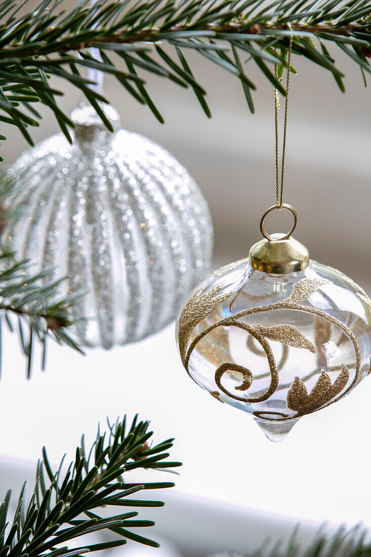 Goldene und silberne Weihnachtskugeln am Baum in Hampshire UK