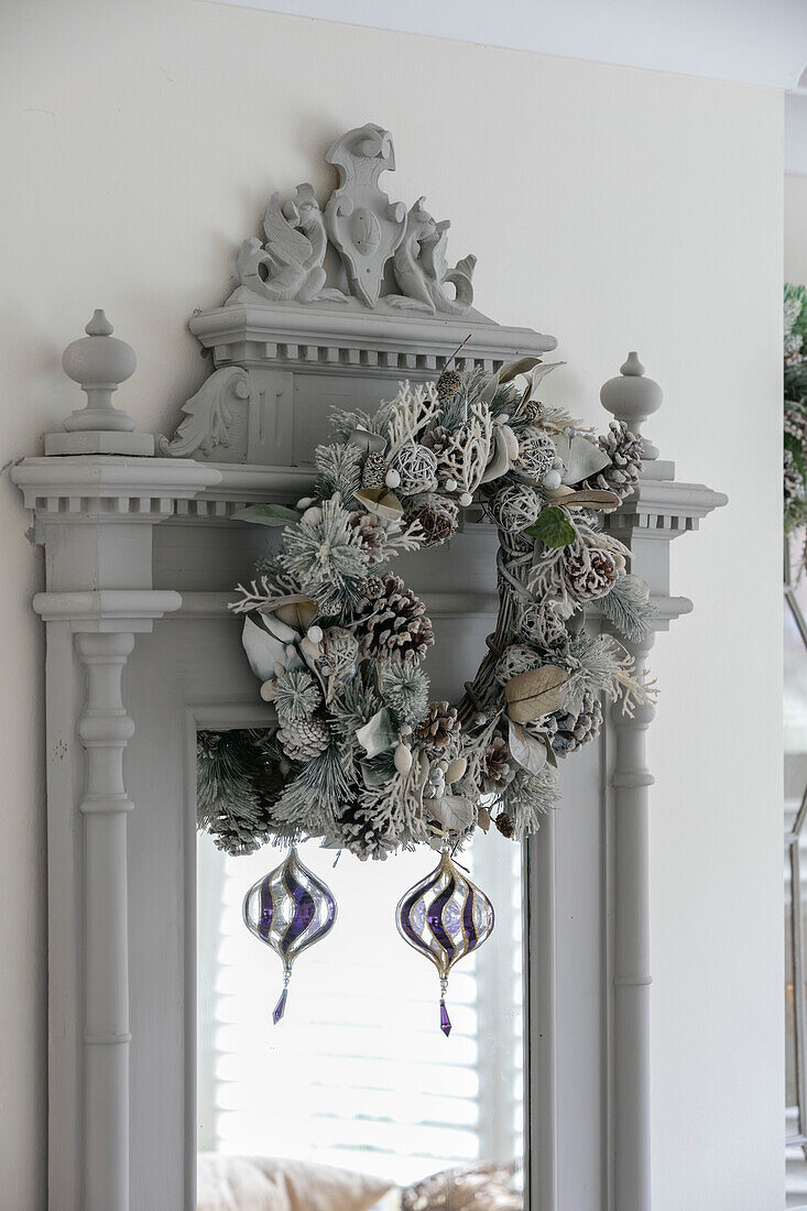 Vereister Weihnachtskranz auf Spiegel in Haus in Herefordshire UK