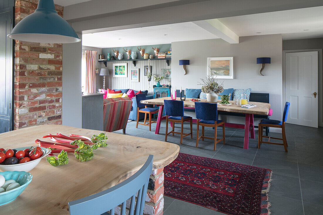 Offene Küche und Esszimmer in einem Haus in Hampshire England UK