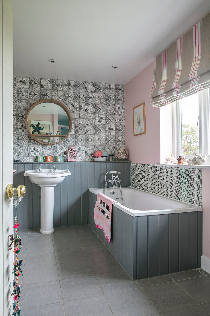 Grau gefliestes Badezimmer mit Nut und Feder in einem Haus in Hampshire, England, UK