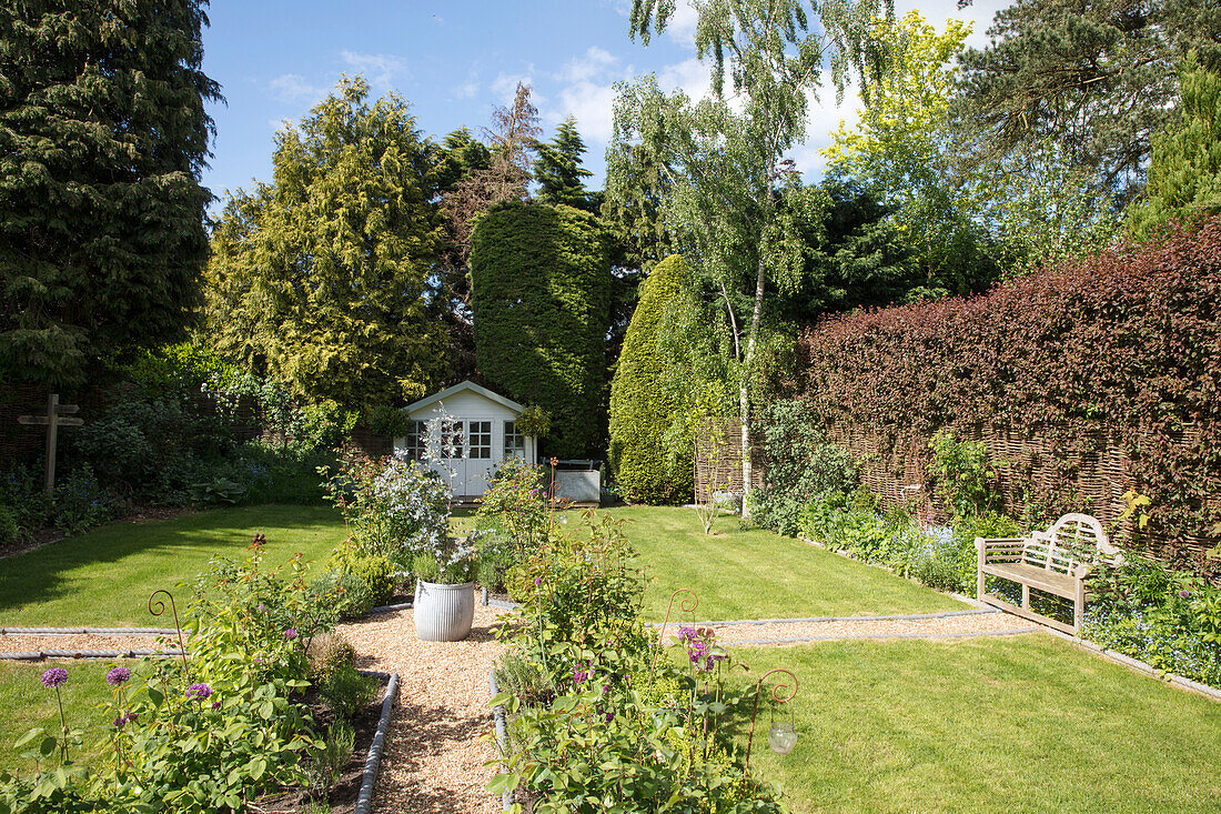 Formeller Garten mit Kieswegen und Blumenbeeten in Hertfordshire UK