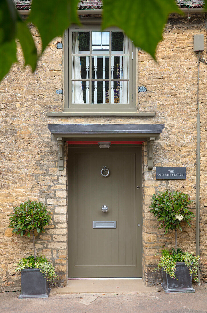 Haustür der alten Feuerwache - ein Reihenendhaus aus den 1840er Jahren in Cotswold, Oxfordshire, Großbritannien