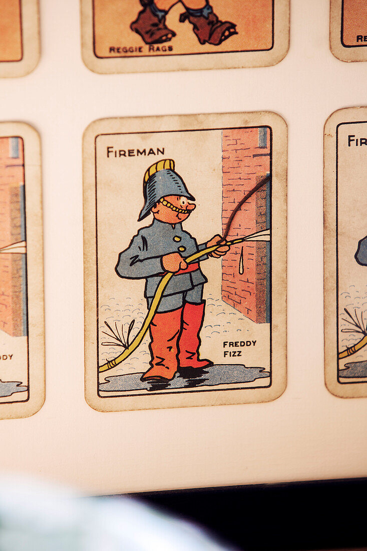 Alte Spielkarten in einer alten Feuerwache Cotswolds Oxfordshire UK