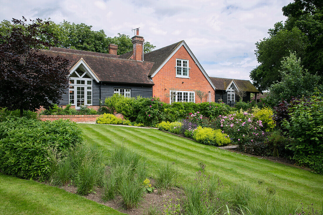 Sommergarten und Rasen eines ehemaligen Kutschenhauses aus dem Jahr 1900 West Sussex England UK