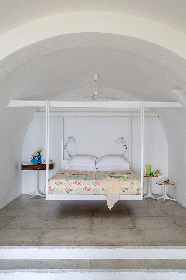 Hängebett in einer gewölbten italienischen Villa an der Amalfiküste
