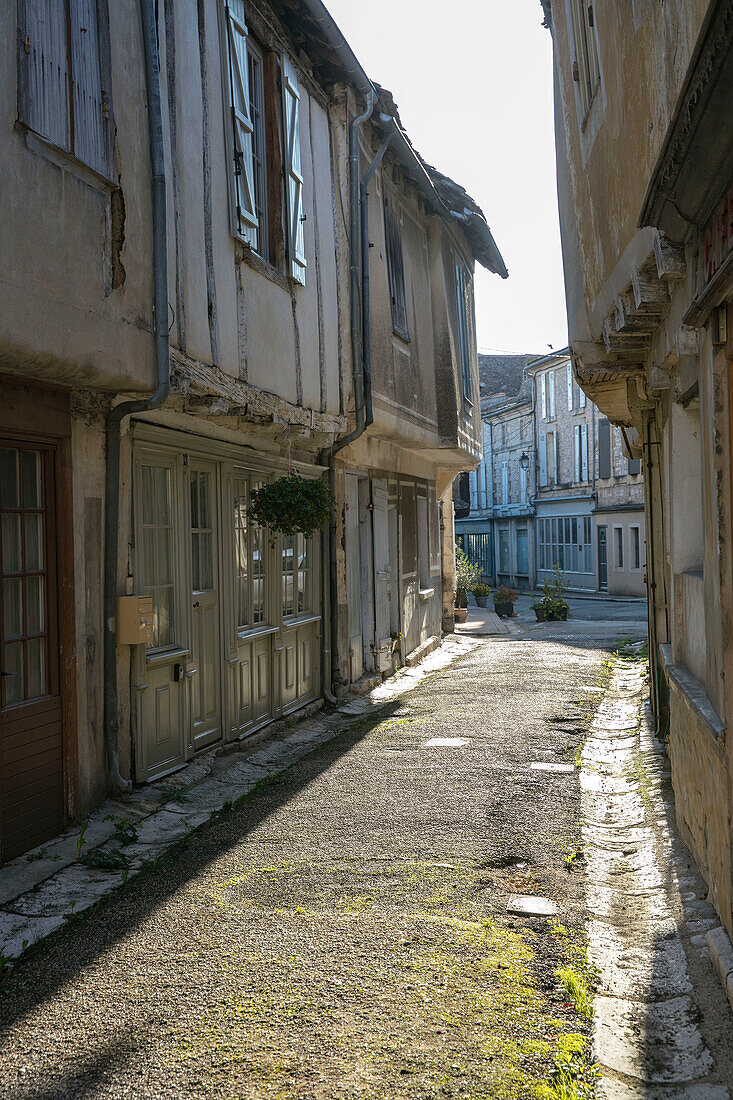 Gasse in Issigeac, einem kleinen mittelalterlichen Dorf im Perigord in Frankreich