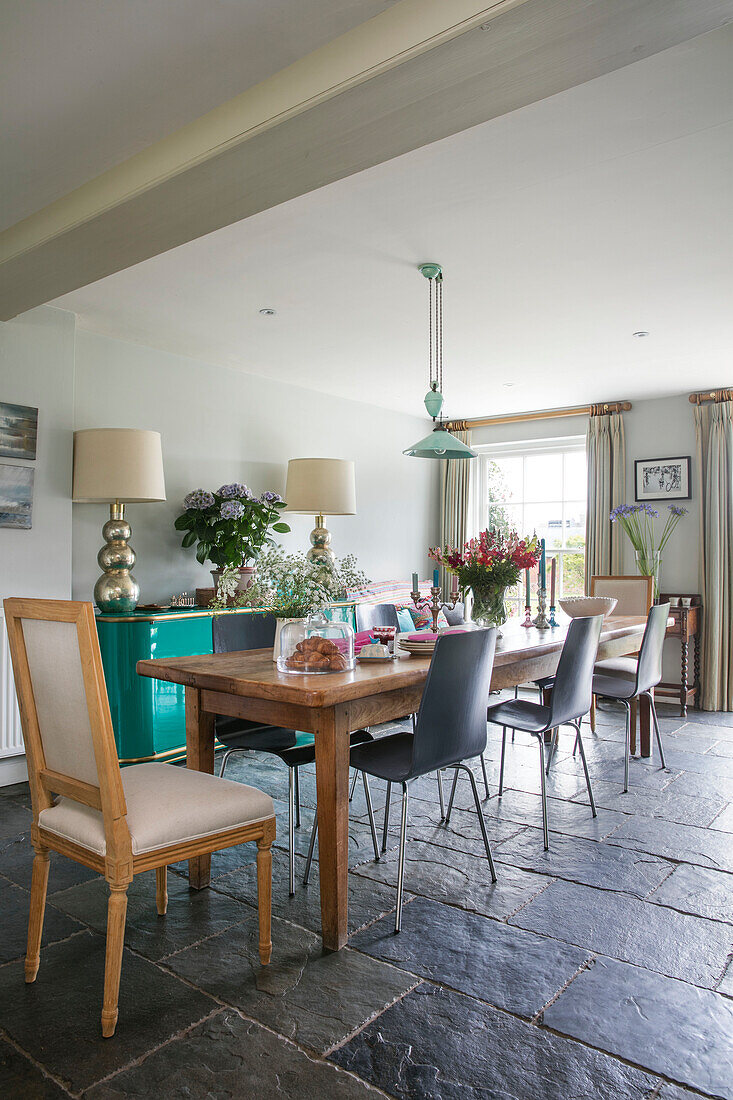 Esstisch und Stühle in einem Haus aus Steinplatten in Hampshire England UK