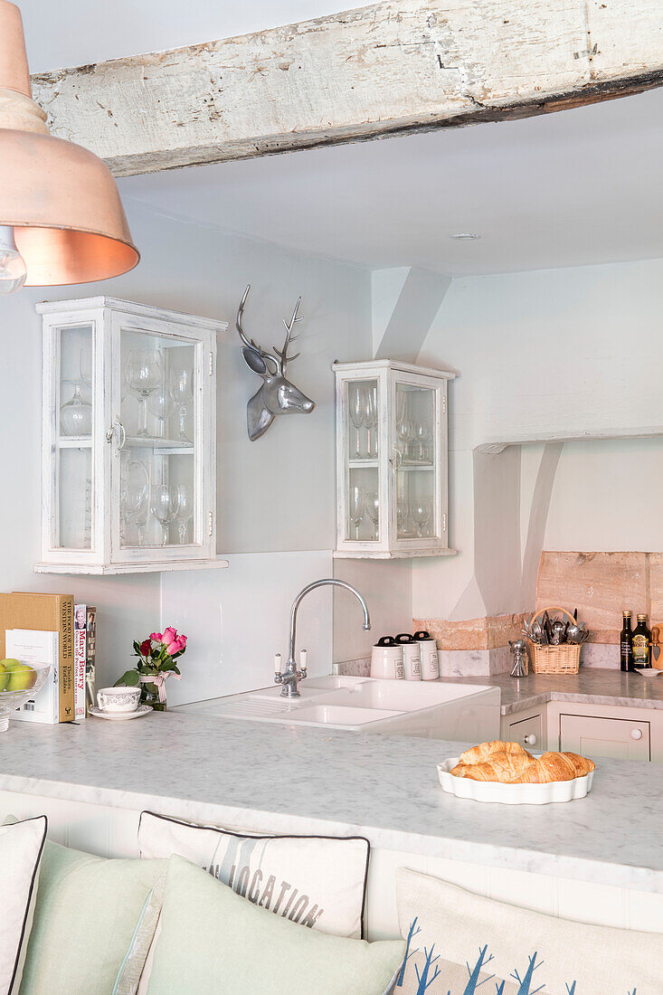 Dreifaches Waschbecken und Glasschränke mit Wänden in der Küche von Pavilion Grey Wiltshire UK