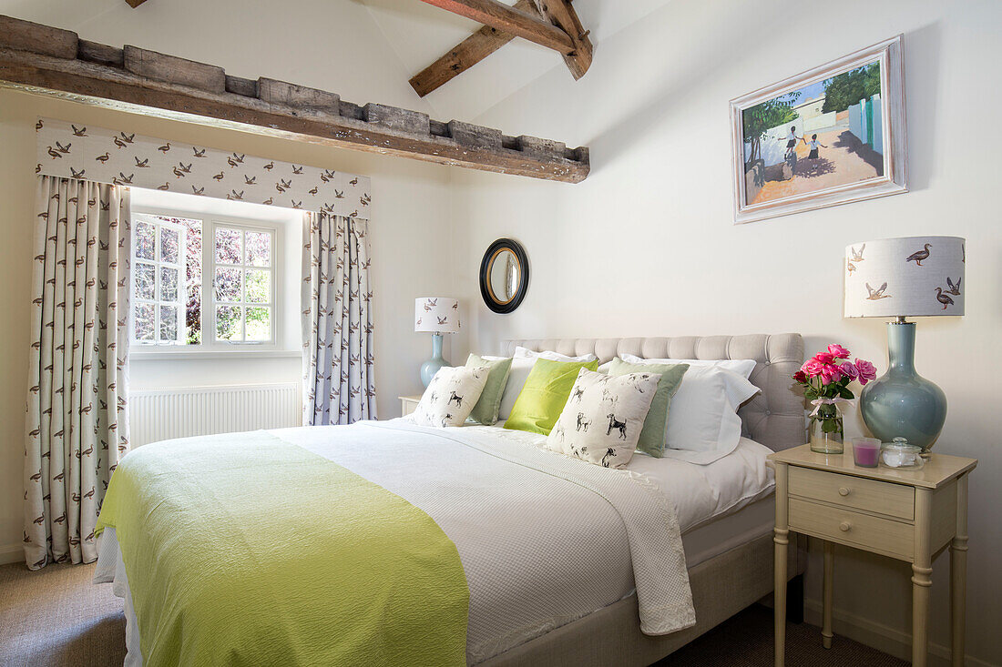 Stoffe mit Tiermotiven und Doppelbett mit Wänden in einem Landhaus in Strong White Wiltshire, UK
