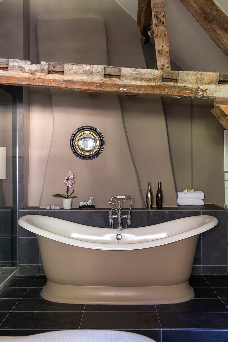 Schieferboden mit Quarzsteinbadewanne und -wänden in einem Cottage in Mouse?s Back Wiltshire UK