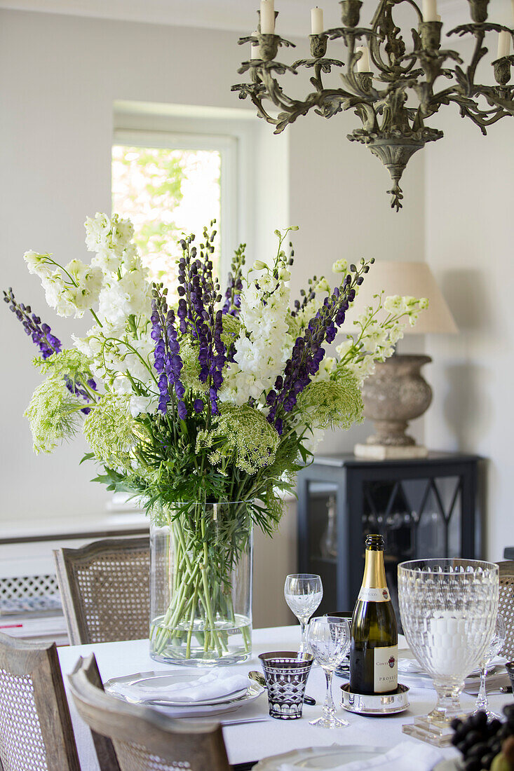 Sommerblumen in einer Vase auf einem Esstisch in einem Ferienhaus in Surrey UK