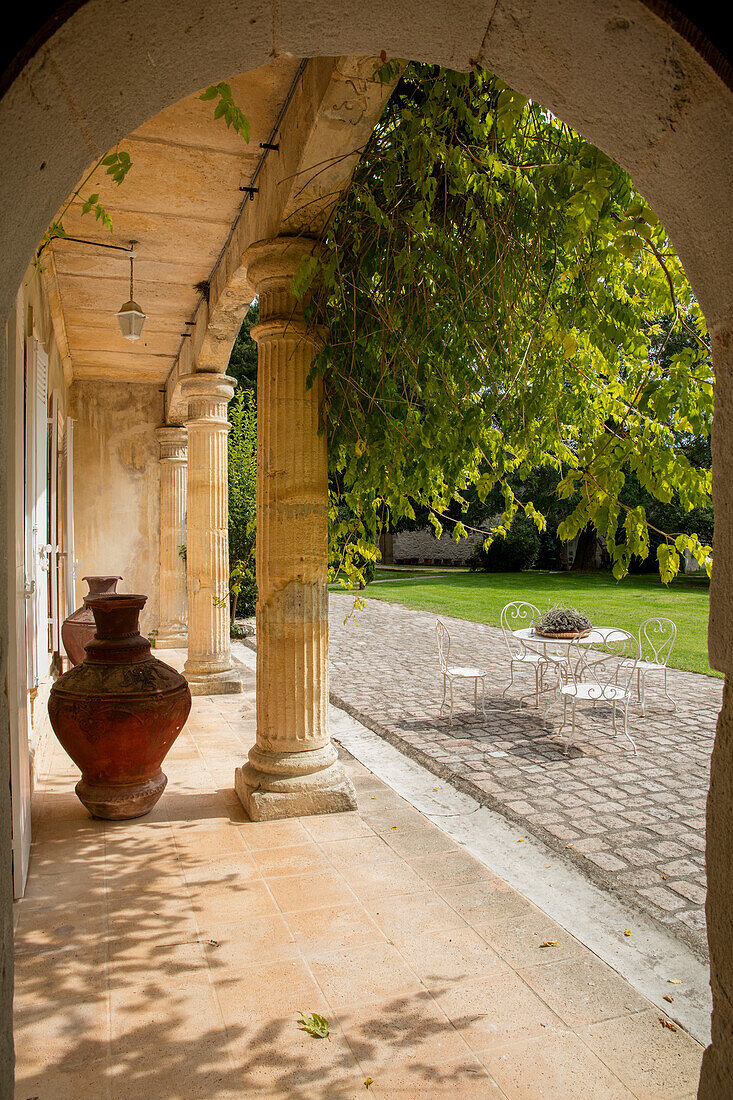 Dorische Säulen und große Urnen auf der Veranda des französischen Schlosses Lot et Garonne