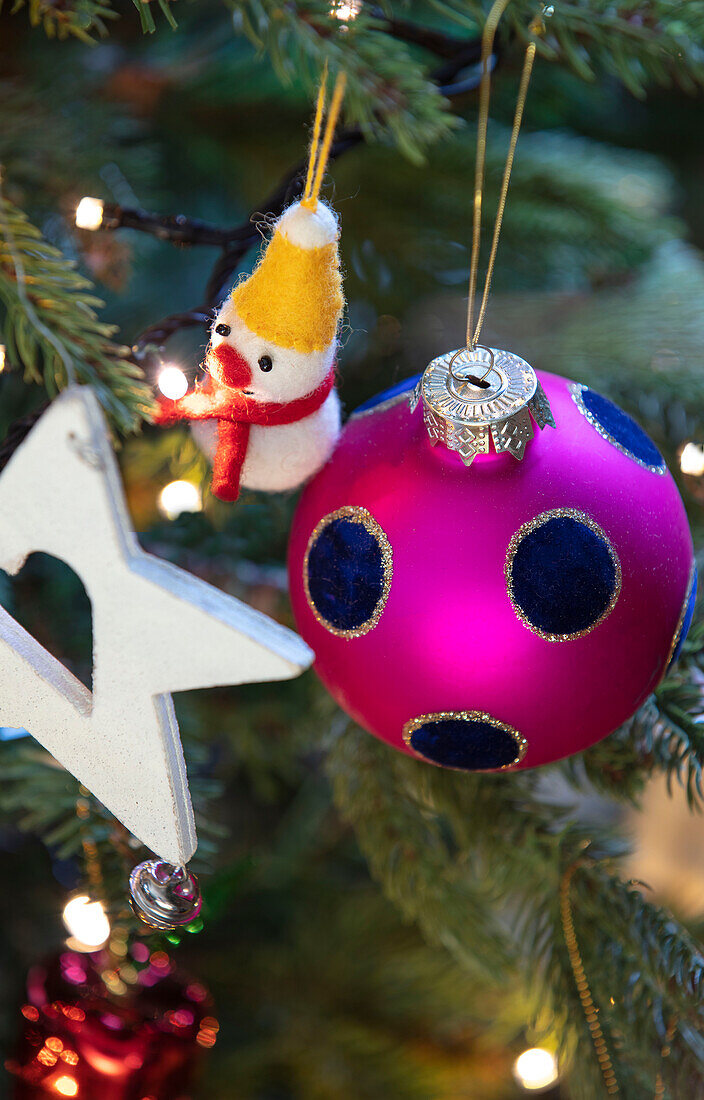 Rosa Kugel und Schneemannkugeln im Weihnachtsbaum Surrey UK