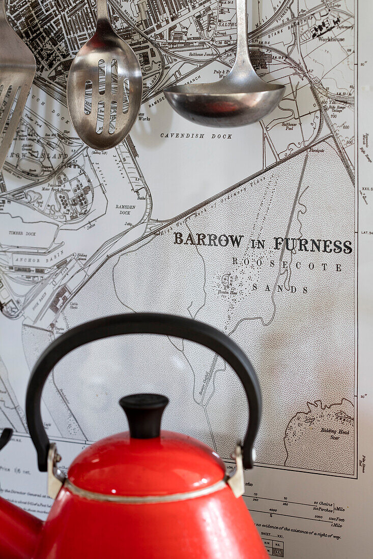 Mit Plexiglas verkleidete Karte der Umgebung als Spritzschutz Barrow in Furness Cumbria UK
