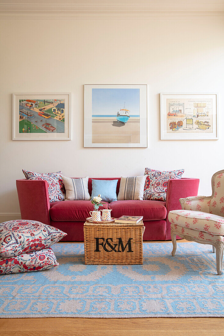 Kelim-Bodenkissen mit Sofa und Kunstwerken in einem Haus im Südwesten Londons UK