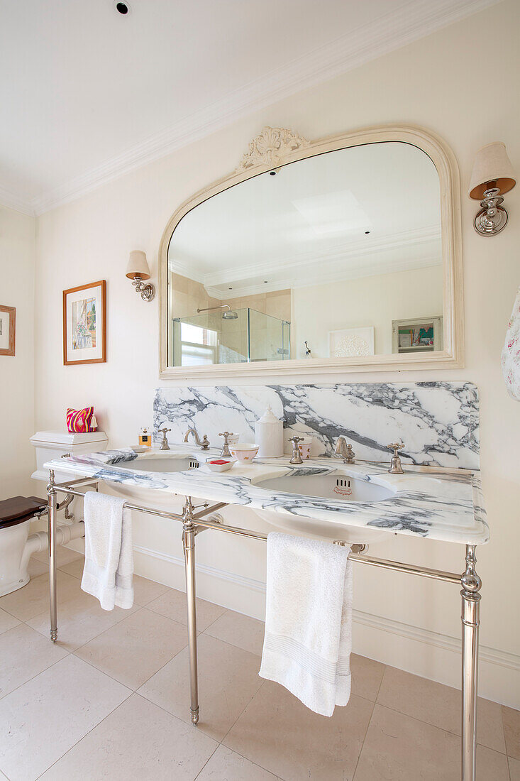 Großer Spiegel über einem Doppelwaschbecken in einem Haus im Südwesten Londons UK