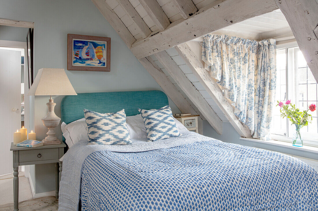 Schlafzimmer im Dachgeschoss eines in Blau und Weiß gehaltenen georgianischen Landhauses (Grade II) West Sussex UK