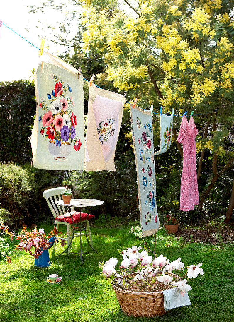Wäsche mit Blumendruck auf der Wäscheleine im Garten eines Hauses auf der Isle of Wight, Großbritannien