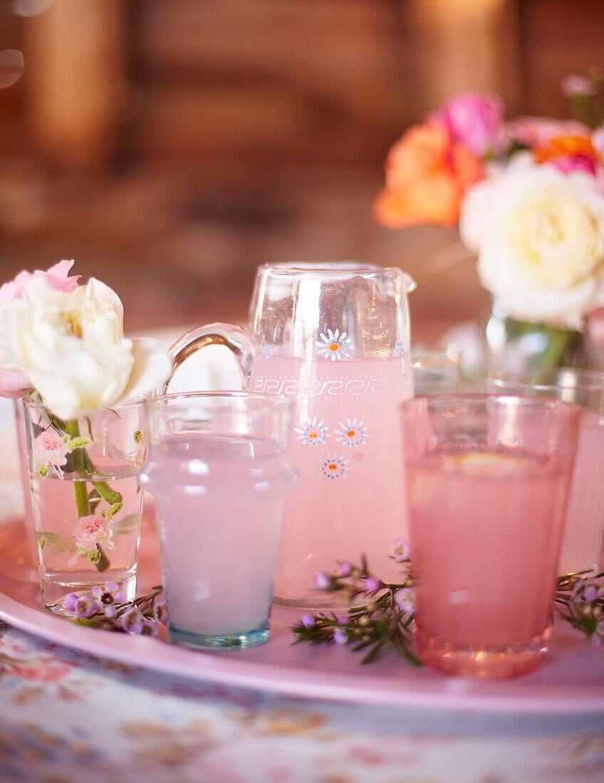 Gläser mit rosa Limonade im Spätsommer